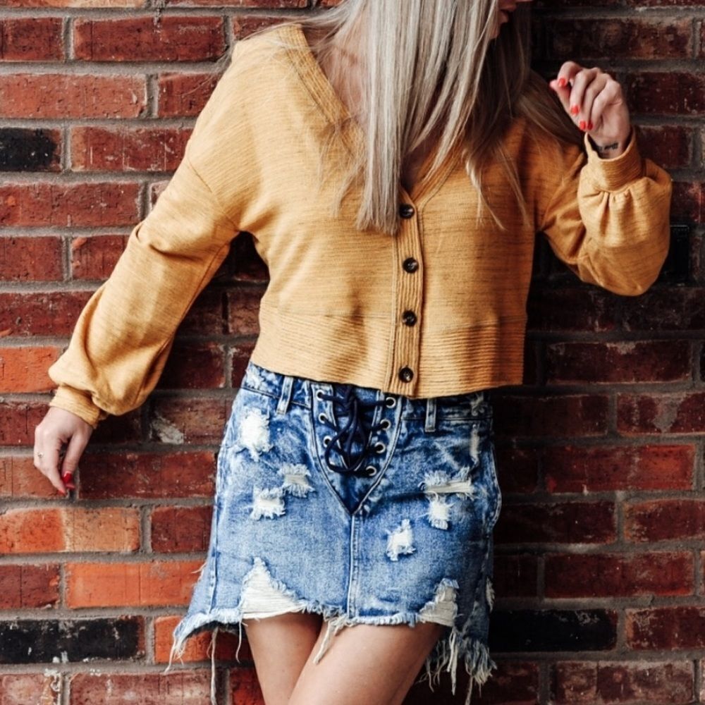Cropped Button Front V Neck Top‎ - Picture 6 of 16